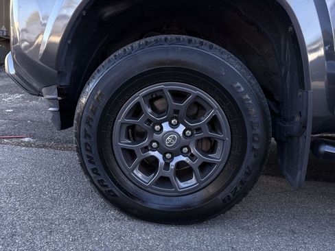 Used 2017 Toyota Tacoma SR5 AWD/4WD image 12