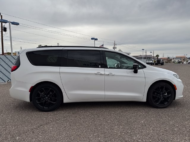 Used 2025 Chrysler Pacifica Limited FWD image 6