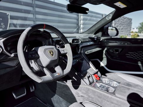 Used 2024 Lamborghini Urus Performante image 2