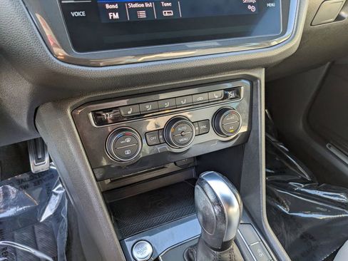 Used 2020 Volkswagen Tiguan SE R-Line image 23