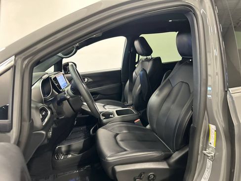 Used 2025 Chrysler Pacifica Select FWD image 16