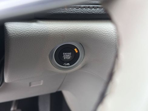 Used 2020 Chrysler Pacifica Limited w/ Advanced Safetytec Group FWD image 18