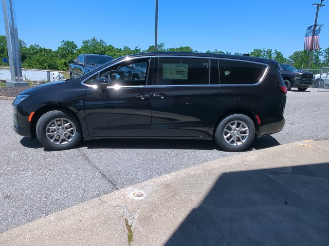 New 2027 Chrysler Pacifica Select w/ Family Tech Group FWD image 32