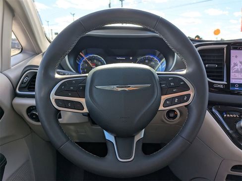 Used 2024 Chrysler Pacifica Touring-L image 19