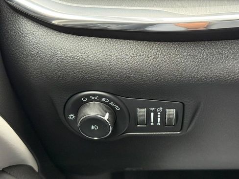 Used 2023 Jeep Compass Limited w/ Sun and Sound Group AWD/4WD image 18