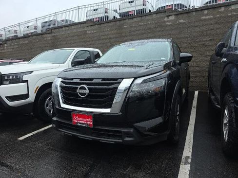 Certified 2025 Nissan Pathfinder SV image 3