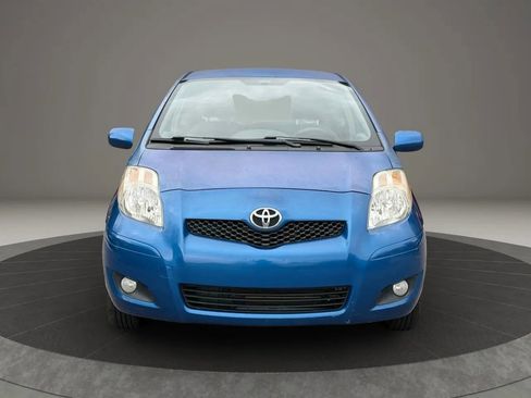 Used 2010 Toyota Yaris 2-Door Hatchback image 2