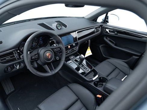 Used 2025 Porsche Macan image 4