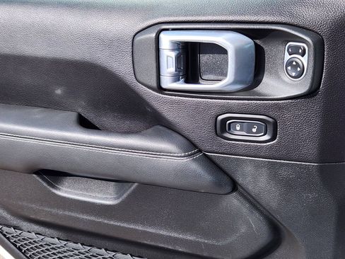 Used 2019 Jeep Wrangler Unlimited Sahara image 6