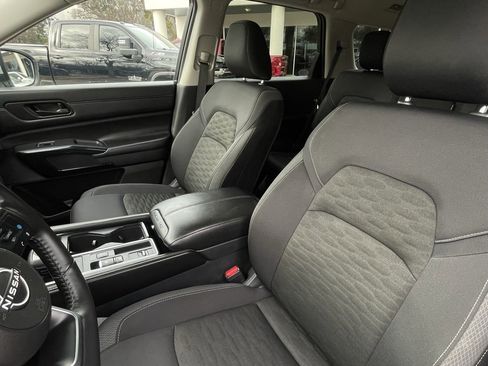 Used 2025 Nissan Pathfinder SV image 21