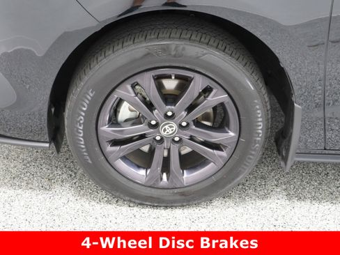 Used 2024 Toyota Sienna XLE Woodland Edition image 11
