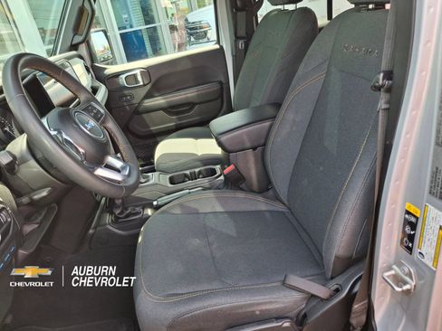 Used 2024 Jeep Wrangler Unlimited Sahara AWD/4WD image 9