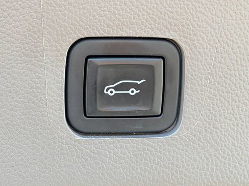 Used 2019 Chevrolet Traverse Premier w/ Driver Confidence II Package image 8