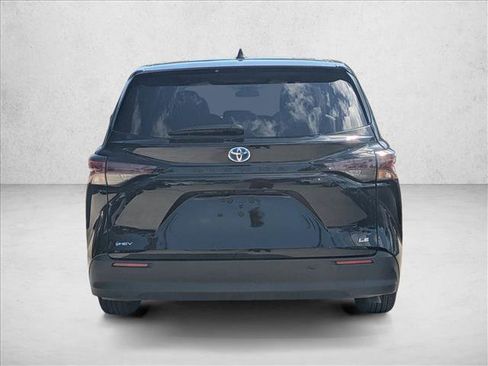 Certified 2025 Toyota Sienna LE image 6