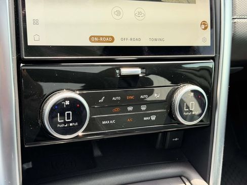 Used 2023 Land Rover Discovery Metropolitan Edition AWD/4WD image 12