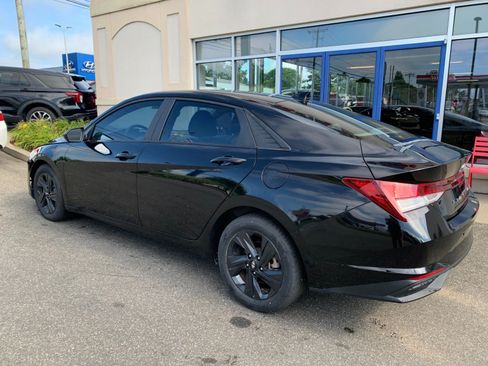 Used 2023 Hyundai Elantra SEL FWD image 5