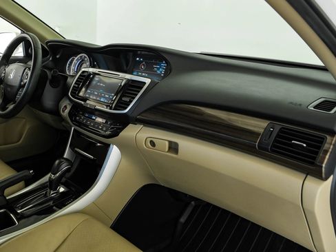 Used 2016 Honda Accord Touring image 12