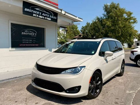 Used 2019 Chrysler Pacifica Limited w/ Advanced Safetytec Group FWD image 2