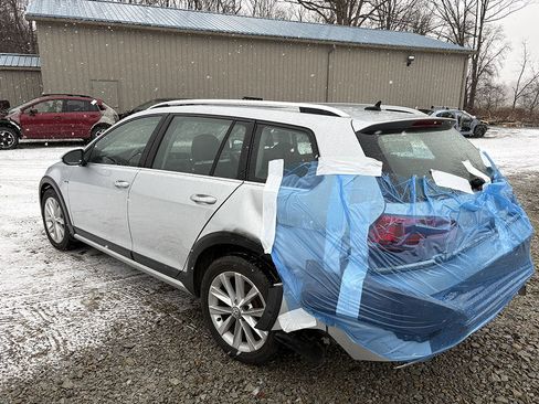 Used 2017 Volkswagen Golf Alltrack SE image 1