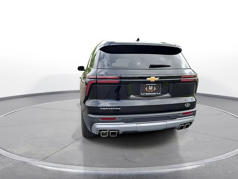 Used 2025 Chevrolet Traverse LT FWD image 6