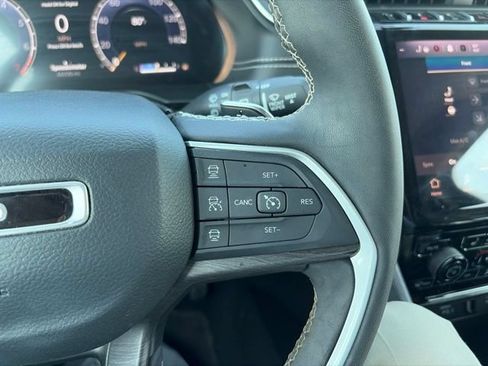 Used 2023 Jeep Grand Cherokee L Limited AWD/4WD image 15