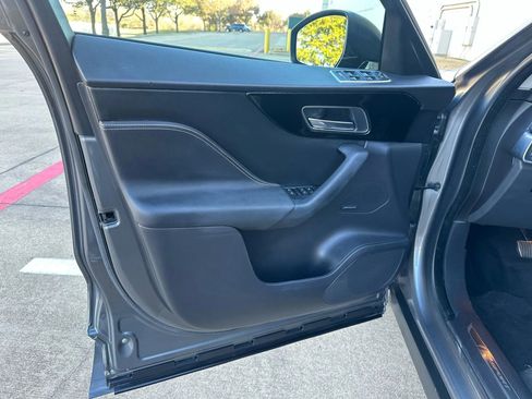 Used 2017 Jaguar F-PACE R-Sport image 16