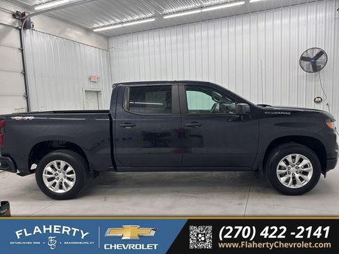 Used 2023 Chevrolet Silverado 1500 Custom image 2
