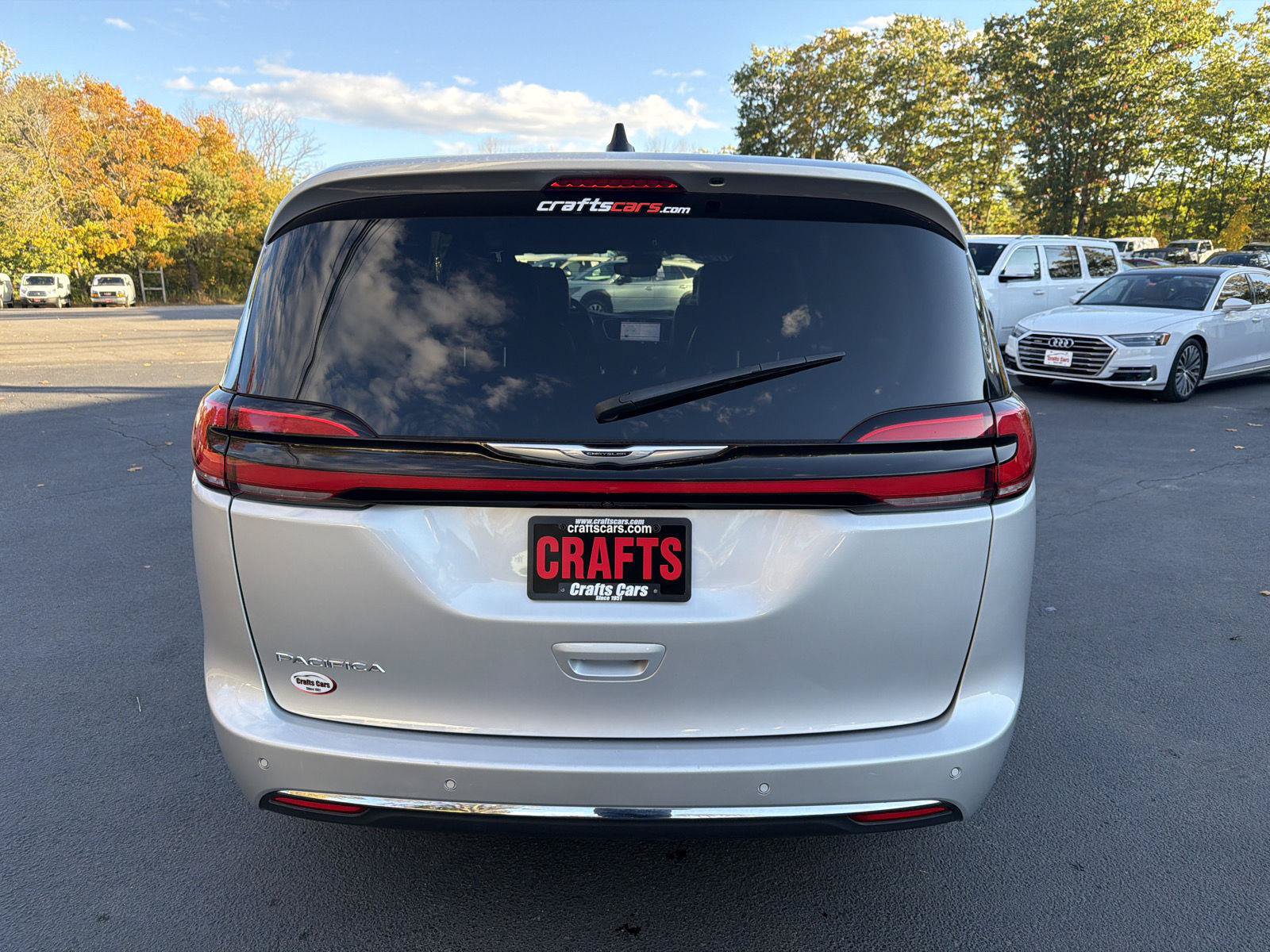 Used 2024 Chrysler Pacifica Touring-L FWD image 4