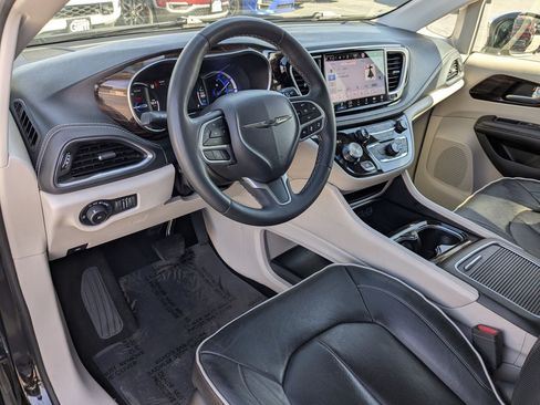 Used 2023 Chrysler Pacifica Limited FWD image 16