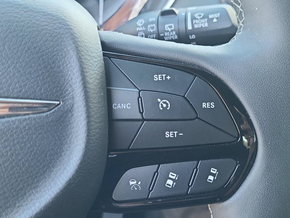 Used 2025 Chrysler Pacifica Limited FWD image 37