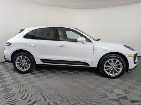 Certified 2026 Porsche Macan AWD/4WD image 9