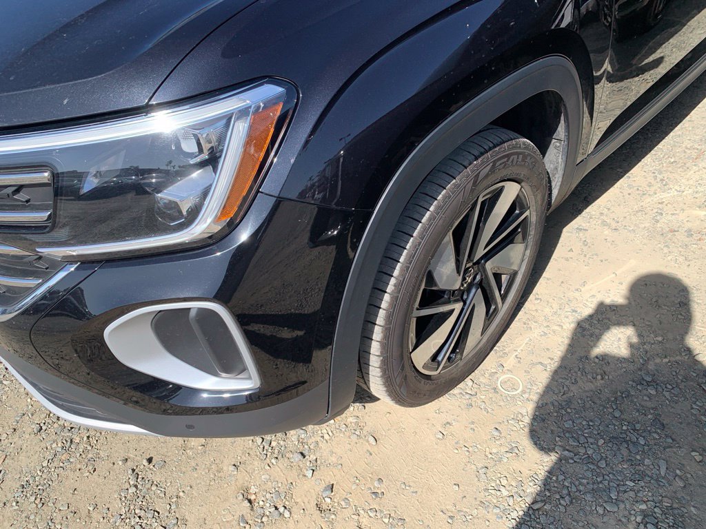Used 2024 Volkswagen Atlas SE AWD/4WD image 2