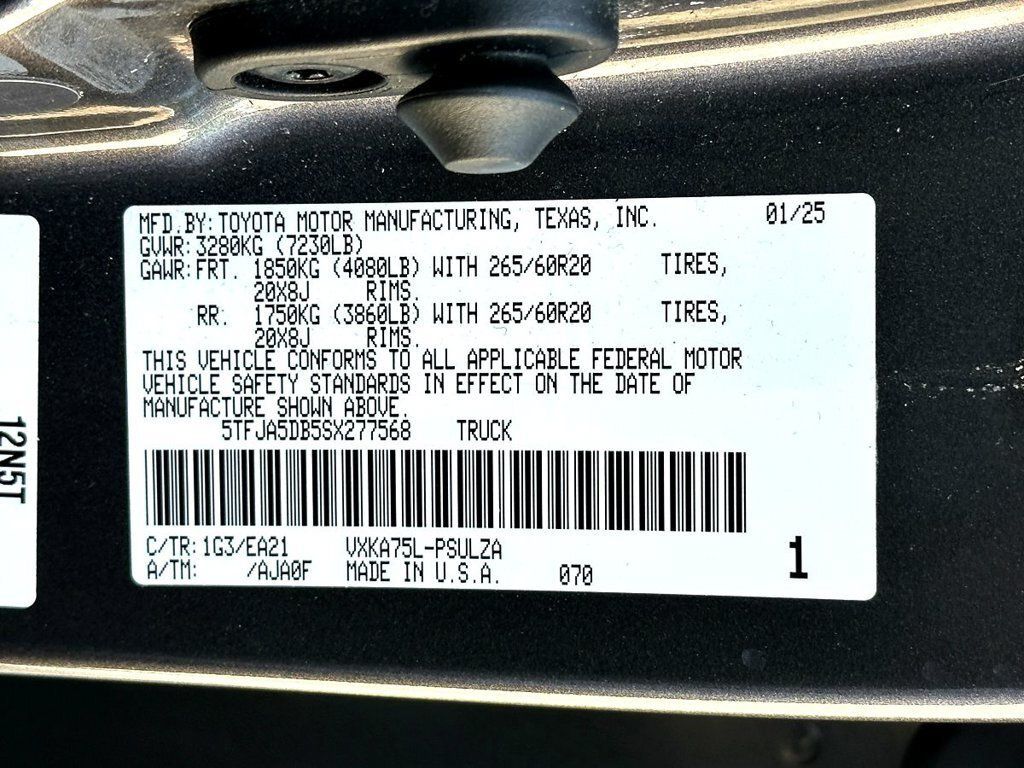 Used 2025 Toyota Tundra Limited AWD/4WD image 29