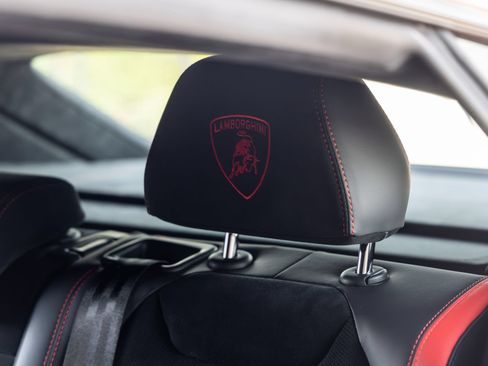 Used 2024 Lamborghini Urus Performante AWD/4WD image 47