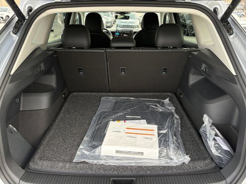 New 2025 Volkswagen Tiguan SE image 8