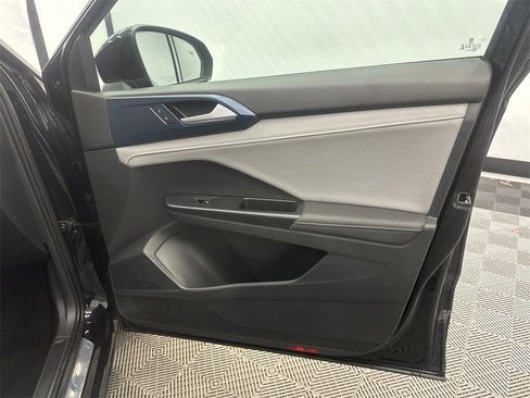 Used 2024 Volkswagen Taos SE image 16