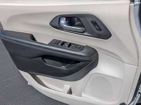 Used 2024 Chrysler Pacifica Touring-L FWD image 13