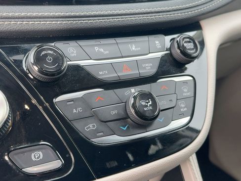 Used 2023 Chrysler Pacifica Limited image 25