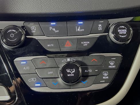 Used 2024 Chrysler Pacifica Touring-L image 26