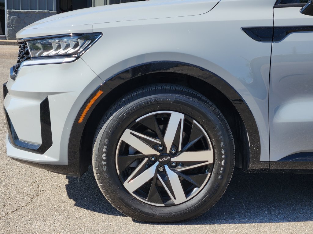 Used 2022 Kia Sorento EX w/ Panoramic Sunroof Package FWD image 8