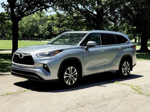 Used 2021 Toyota Highlander XLE AWD/4WD image 8