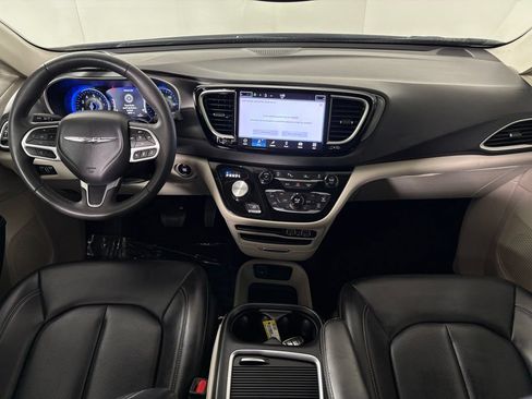 Used 2023 Chrysler Pacifica Touring-L FWD image 32