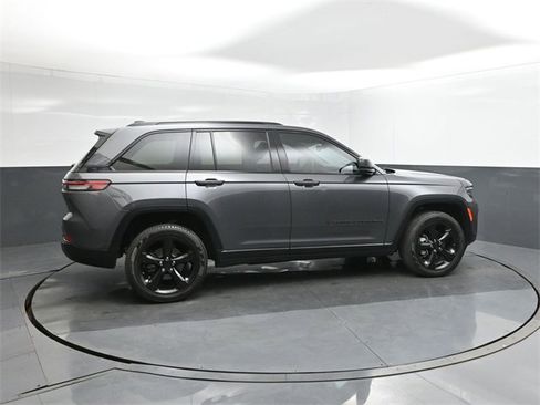 Used 2024 Jeep Grand Cherokee Limited w/ Black Appearance Package image 11
