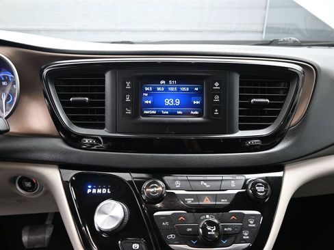 Used 2017 Chrysler Pacifica Touring-L FWD image 14