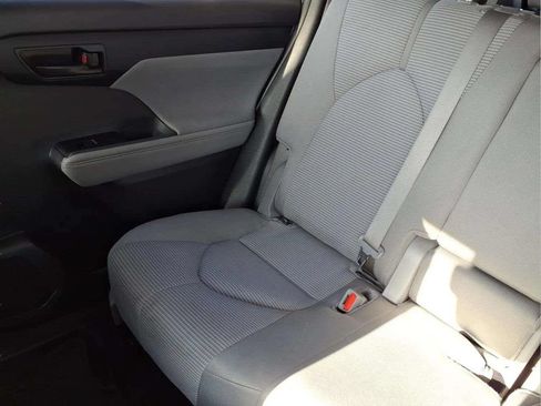 Used 2024 Toyota Highlander LE FWD image 16