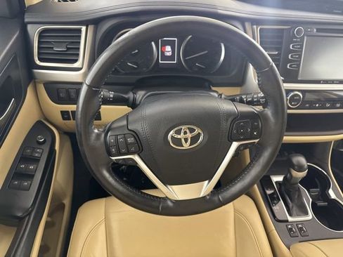 Used 2019 Toyota Highlander XLE AWD/4WD image 28