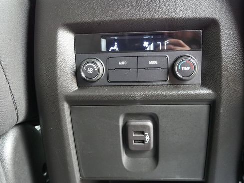 Used 2023 Chevrolet Traverse LT FWD image 15