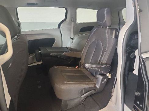 Used 2023 Chrysler Voyager LX FWD image 11