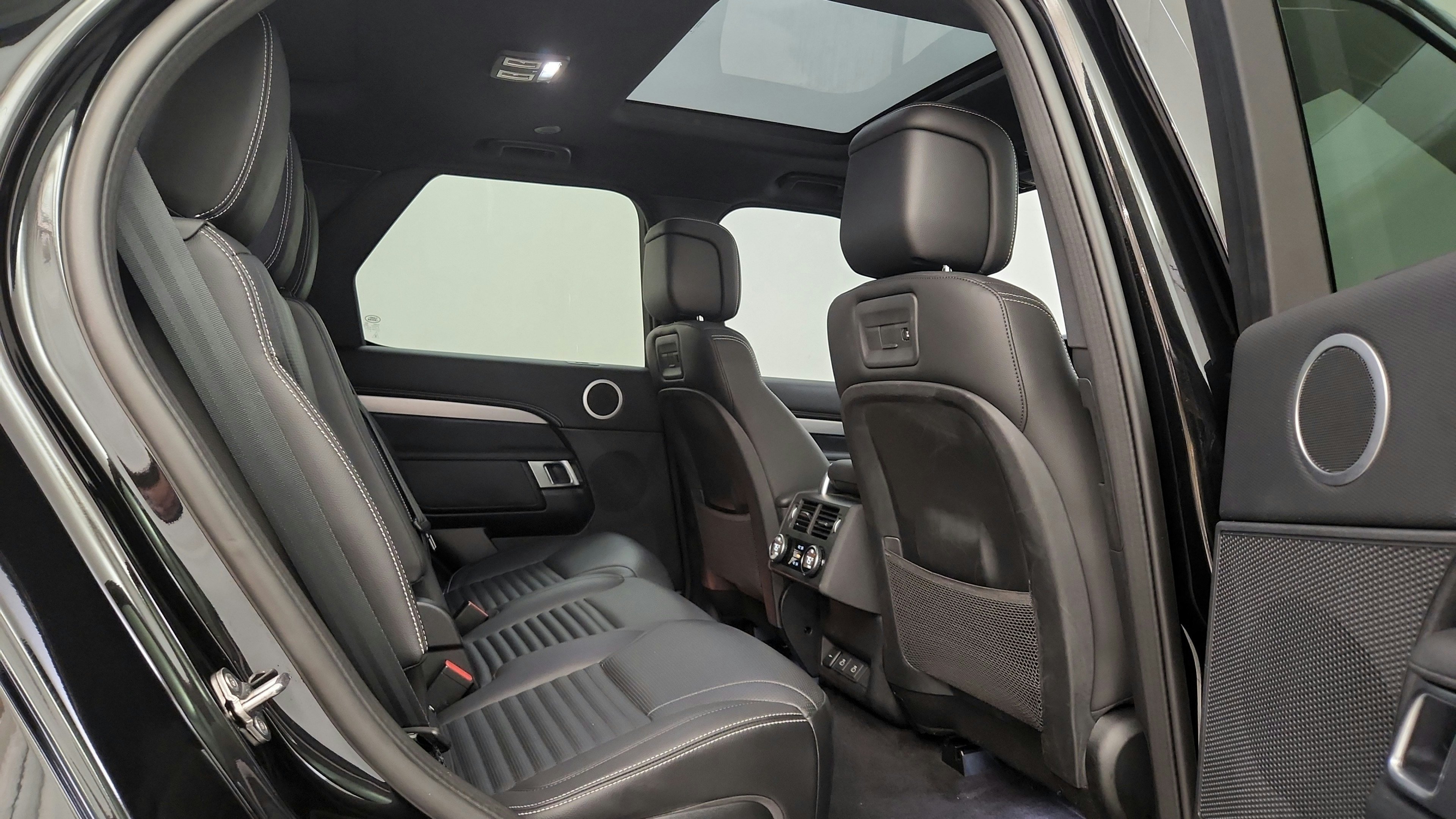 Used 2024 Land Rover Discovery Dynamic SE AWD/4WD image 34
