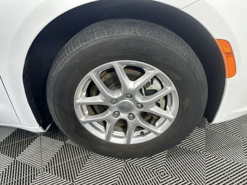 Used 2024 Chrysler Pacifica Touring-L FWD image 10